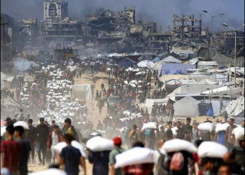 People in Gaza carry food aid supplies in the Gaza Strip, July 20, 2025. Photo: Reuters