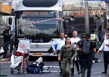 Israeli police and rescue teams inspect the scene of a shooting attack carried out by two Palestinian gunmen, in which several people were killed and others injured at a bus stop in Jerusalem, September 8, 2025. Photo: Reuters