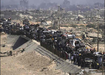 Displaced Arabs flee northern Gaza along the coastal road toward the south, after Israel's military says its expanded operation against Hamas islamist militants in Gaza City has begun and warns residents to leave, September 16, 2025. Photo: AP