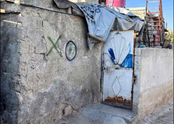 A house is marked with X and O symbols as Syrian authorities carry out eviction orders in the predominantly Alawite neighbourhood of al-Somaria, in Damascus, Syria, August 29, 2025. Photo: Reuters