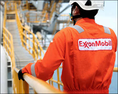Iraq, Exxon sign deal to help develop large oilfield