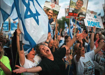 People gather at a plaza known as the hostages square in Tel Aviv, Israel, October 13, 2025 prior to the release of Israeli hostages held in Gaza by Hamas Islamist group. Photo: AP
