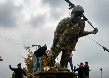 Islamists and Arab residents destroyed a statue honoring a Kurdish female fighter who fought against Islamic State ISIS and died during the battle for Raqa city, Tabqa, Raqa province, northern Syria, January 18, 2026. Photo: iKurd.net/Video/X