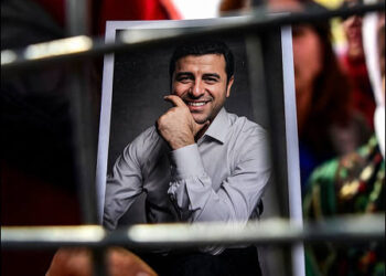 Women hold pictures of Selahattin Demirtas, the jailed Kurdish leader, during a rally in Amed (Diyarbakir) in Turkish Kurdistan (Bakur) on September 17, 2017. Photo: AFP