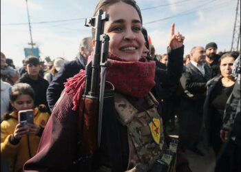 Kurdish female member from YPG/YPJ forces guards a protest in Qmiashlo city in Syrian Kurdistan (Rojava), January 20, 2026 . Photo: AFP