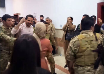 Shaswar Abdulwahid, leader of the New Generation Movement (Cûłanewey Newey Nwê), greets supporters inside Sulaimani Court, Iraqi Kurdistan, September 2, 2025. Photo: iKurd.net/video/SM