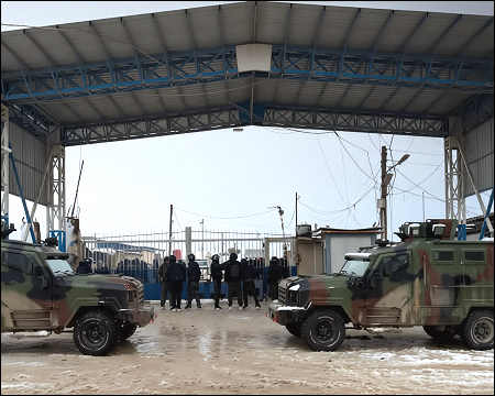 Syria, Kurds extend truce to allow transfer of IS detainees