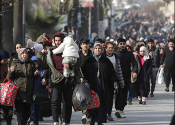 Thousands of Kurds flee the Sheikh Maqsud and Ashrafiyeh neighborhoods in Aleppo, Syria, after Syrian government–aligned Islamist militias attack the area and designate it a closed military zone, January 7, 2026. Photo: AFP