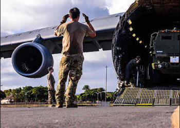 U.S. Air Force Airmen unload High Mobility Artillery Rocket System launchers from a U.S. Air Force C-5 Galaxy at Joint Base Pearl Harbor-Hickam, July 14, 2025. Photo: U.S. Army