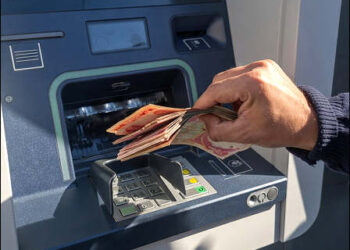 A man withdrawing Iraqi dinars from an ATM in Erbil, Iraqi Kurdistan, 2024. Photo: K24 TV