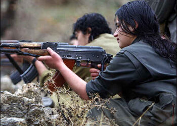 Kurdish PJAK (Partiya Jiyana Azad a Kurdistane)/HGP (Hêzên Parastina Gel HPG) female fighters in the border area in Iranian Kurdistan (Rojhelat). The PJAK has more than 3,000 armed militiamen, half the members of PJAK are women, 2009. Photo: AP