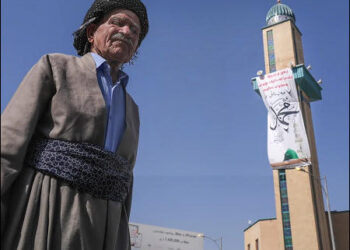 A Kurdish man walks past the Great Mosque in Sulaimani city, Iraqi Kurdistan, September 2025. Photo: channel8.com