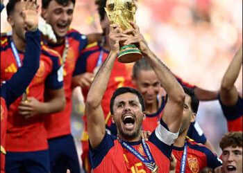 Spain's Rodri lifts the World Cup trophy alongside teammates, July 19, 2026. Photo: Reuters