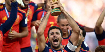 Spain's Rodri lifts the World Cup trophy alongside teammates, July 19, 2026. Photo: Reuters
