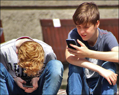 Social media ban on under-15s blocked by Frances top court