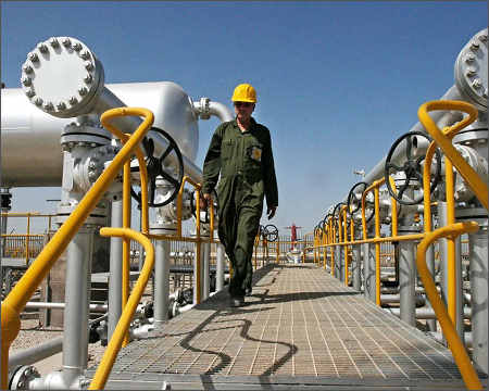 Iranian oil worker Azadegan oil field Ahvaz Iran April 15, 2008
