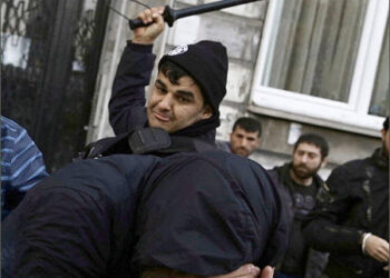 Turkish police security officer beat Kurdish protesters Istanbul Nov 5, 2016