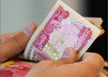 Money Iraqi dinar currency cash hands