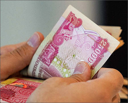 Iraq lowers dinar rate to 1,520 per US dollar